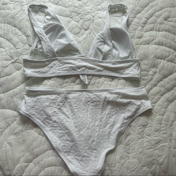 White cupshe bikini - Picture 2 of 3